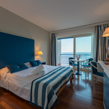 Interno camera con vista mare